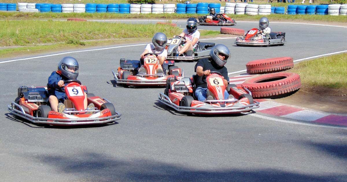 Menschen fahren Kart auf der Kartbahn Paderborn